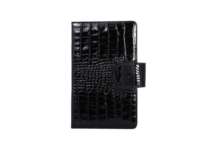 detail kožené velké pouzdro na vizitky