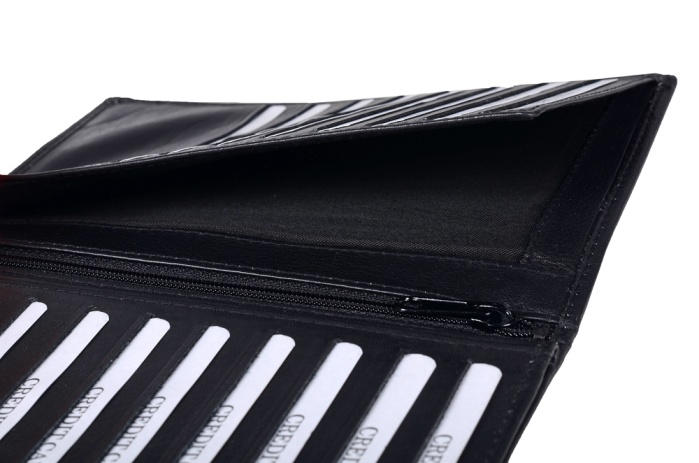 detail kožené pouzdro na šeky, kreditky