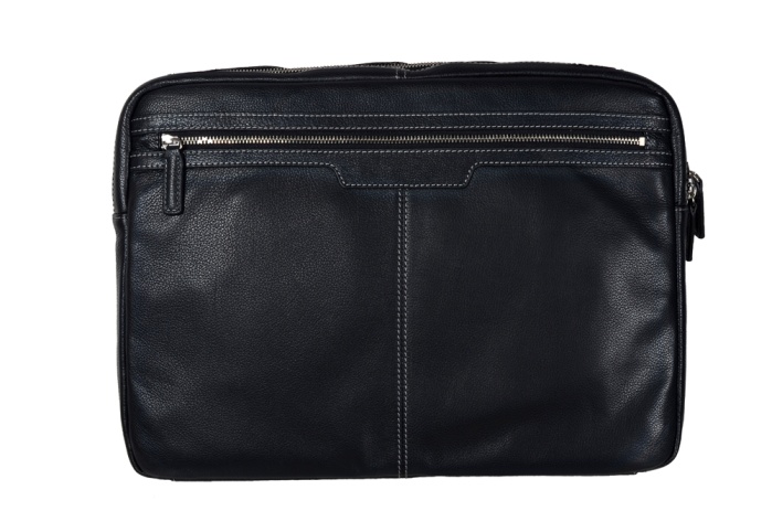 detail kožená taška na laptop