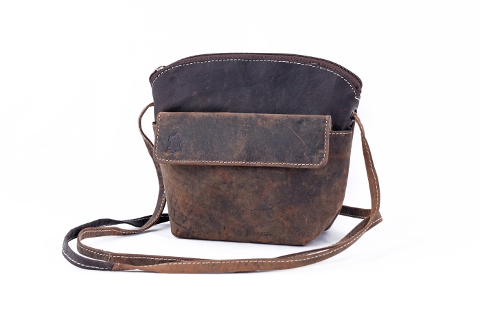 detail kožená mini kabelka