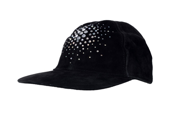 detail kožená čepice bejsbolka krystalky