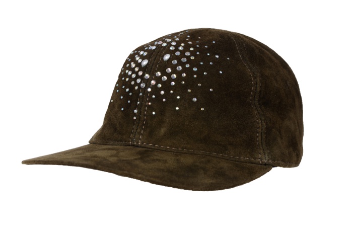 detail kožená čepice bejsbolka krystalky