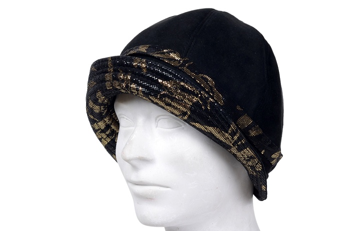 detail kožený klobouček se zlatým vzorem