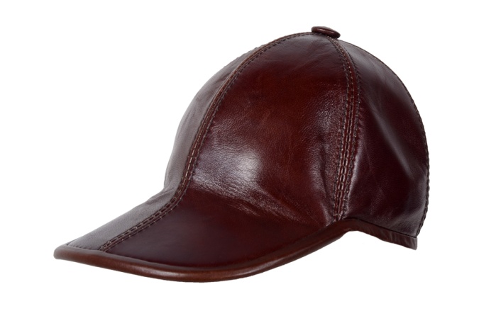 detail kožená bejsbolka se souvislým kšiltem šitá