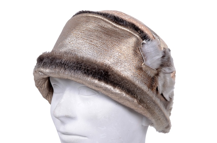 detail kožená čepička, vzadu zavazovací,aplikace,lem norek, kombinovaná kůže s kožešino