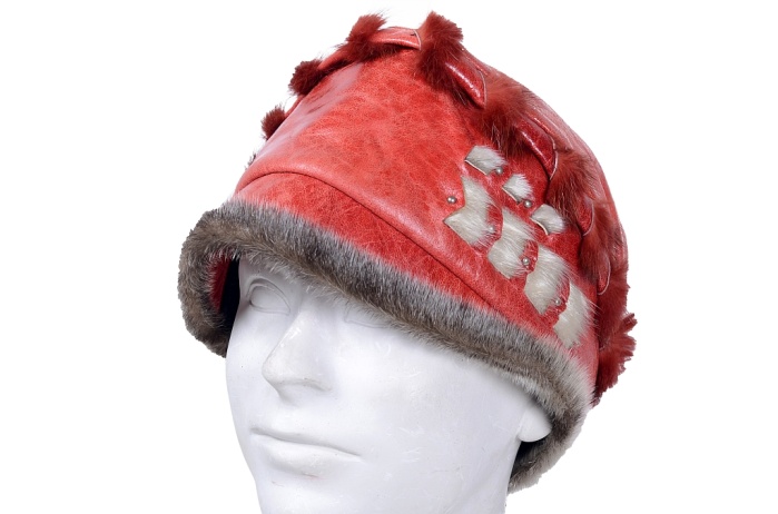 detail kožená čepička,vzadu zavazovací,aplikace liška,lem norek