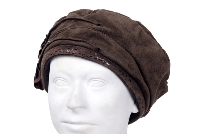 detail kožený baret Monika,goldar