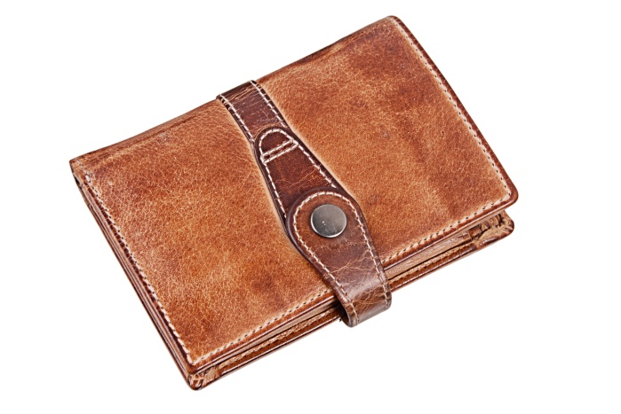 detail Kožená peněženka-upínka