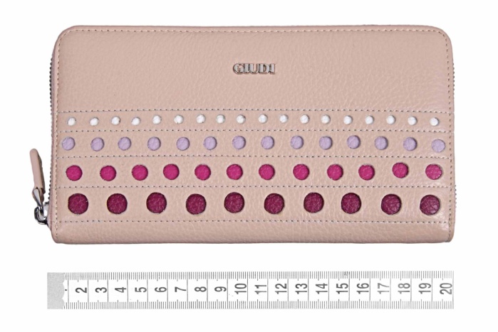 detail Kožená penálová peněženka