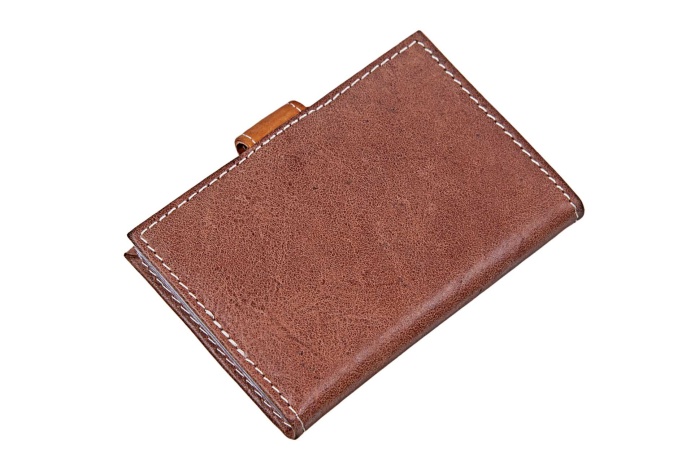 detail kožené pouzdro na karty