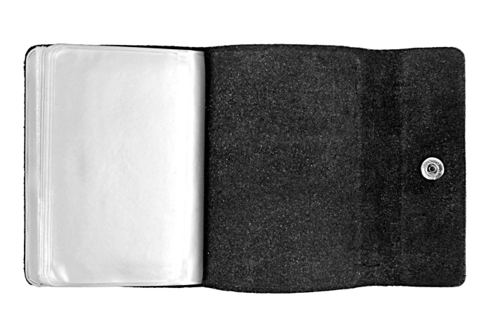 detail kožené pouzdro na doklady