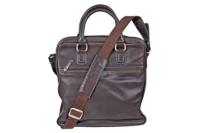 detail kožená kabelka A4