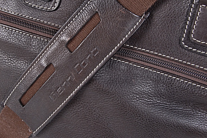 detail kožená kabelka A4