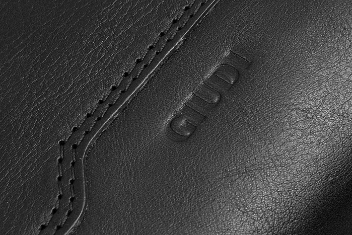 detail kožená kabela A4 laptop