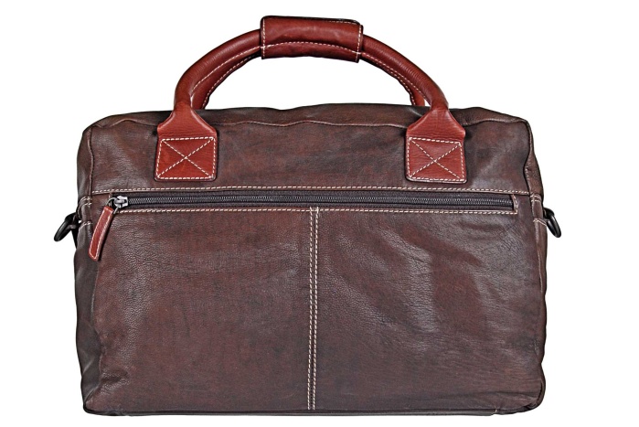 detail kožená kabelka