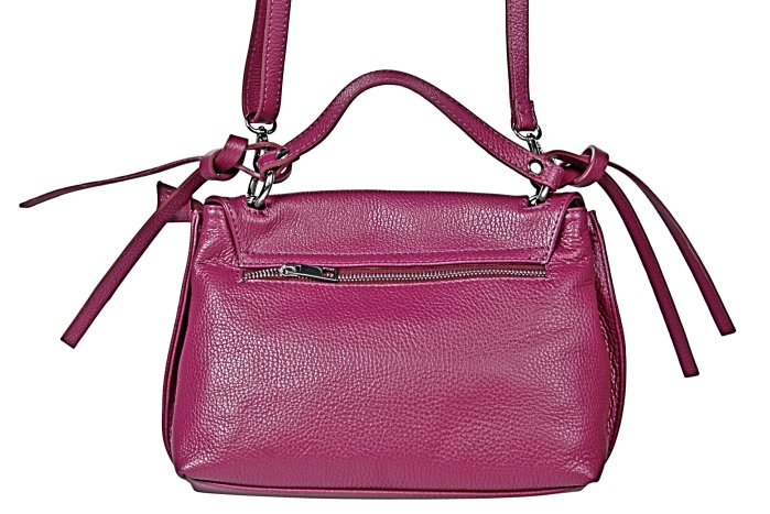 detail Kožená kabelka, klopa