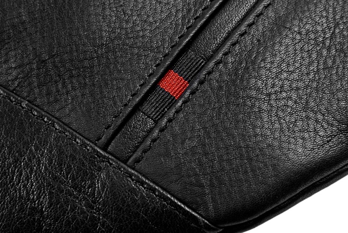 detail Kožená ledvinka, textilní popruh