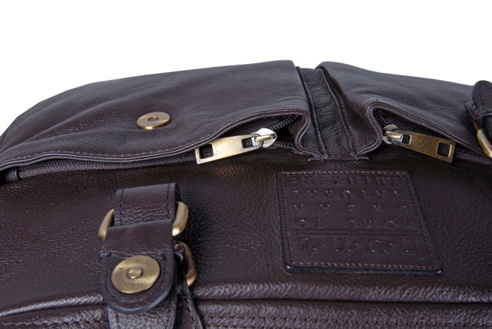 detail kožená taška