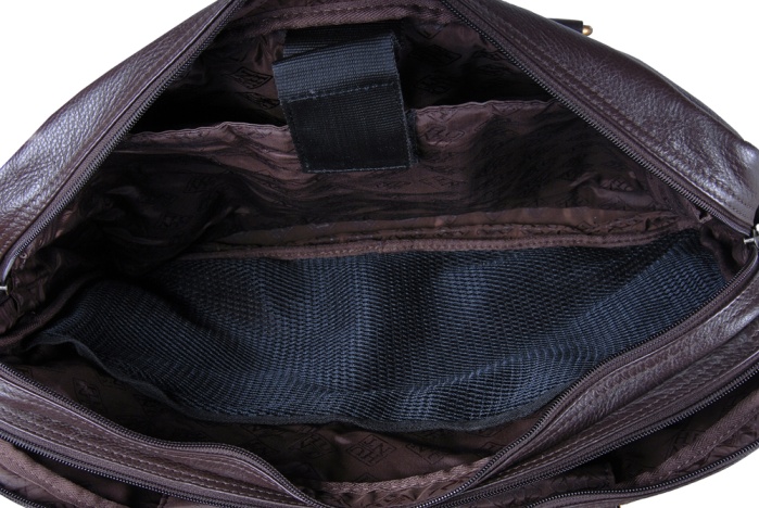 detail kožená taška