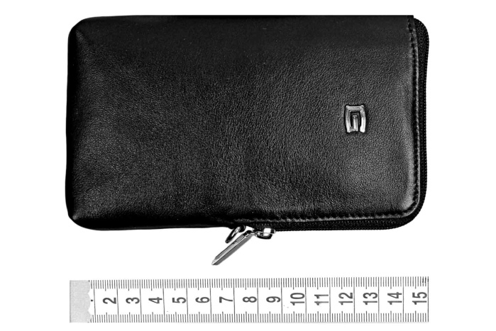 detail Kožená kapsa s řemínkem