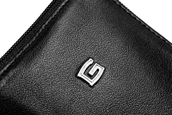 detail Kožená kapsa s řemínkem