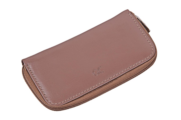 detail kožená klíčenka