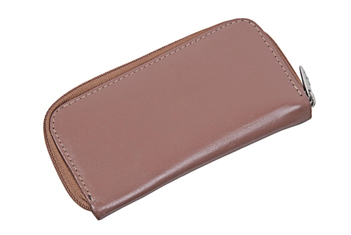 detail kožená klíčenka