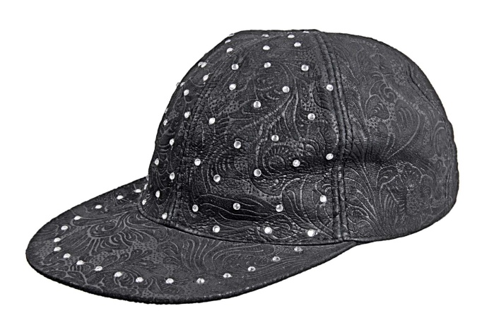 detail kožená čepice bejsbolka krystalky