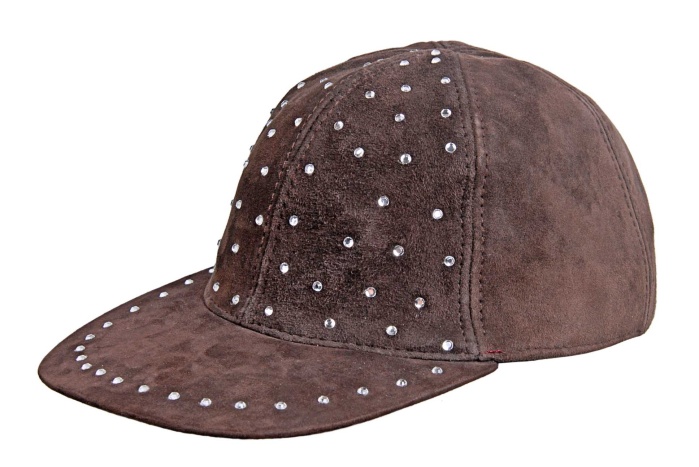 detail kožená čepice bejsbolka krystalky