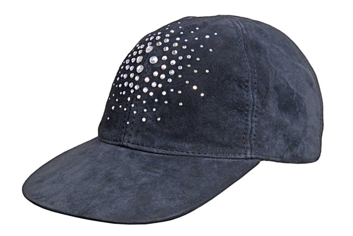 detail kožená čepice bejsbolka krystalky