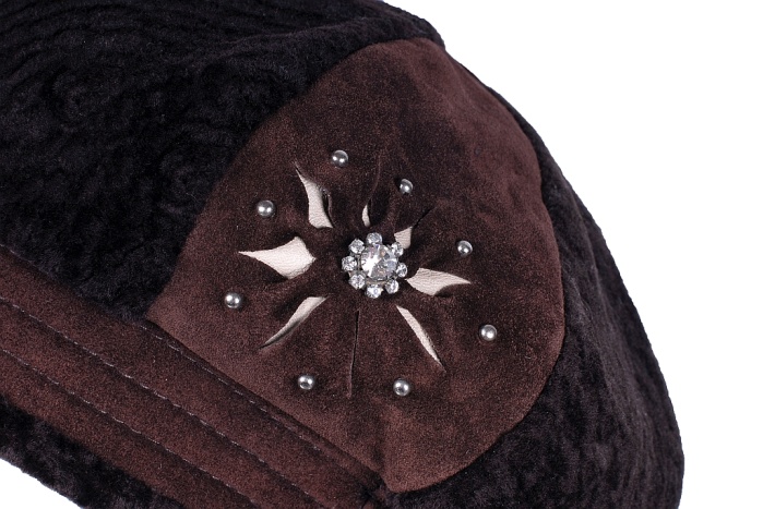 detail kožešinový baret bez kšiltu,výšivka,kožíšek na povrchu