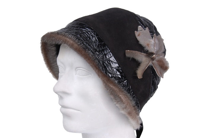 detail kožená čepička, vzadu zavazovací,aplikace,lem norek, kombinovaná kůže s kožešino