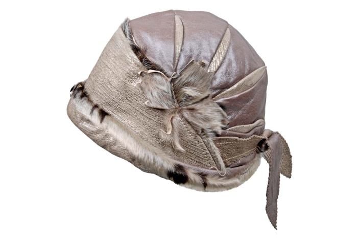 detail kožená čepička, vzadu zavazovací,aplikace,lem norek, kombinovaná kůže s kožešino