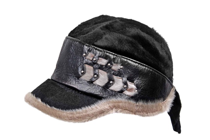 detail kožešinová čepička kšilt,čelo lakovaná skopovice+ponny,lemy norek,aplikace
