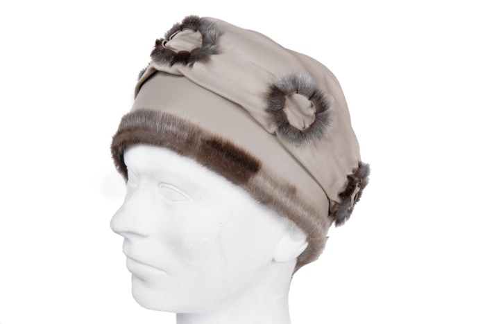 detail kožená čepička glory,aplikace a lem norek