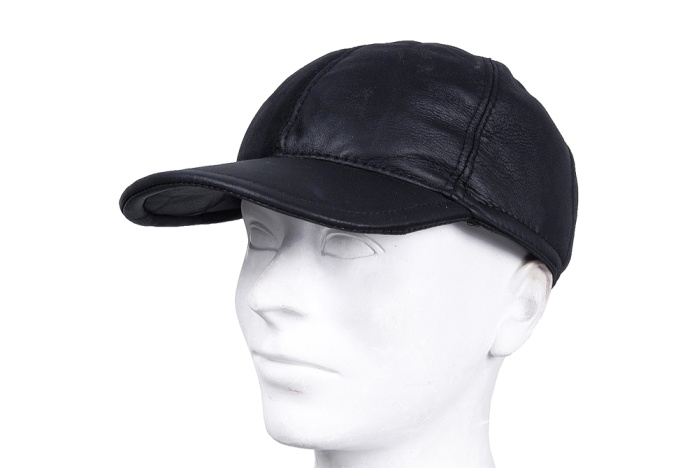 detail kožená kšiltovka