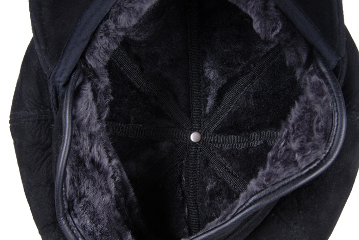 detail kožený dámský baret