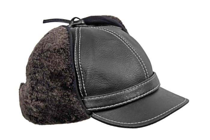 detail kožená čepice s beránkem