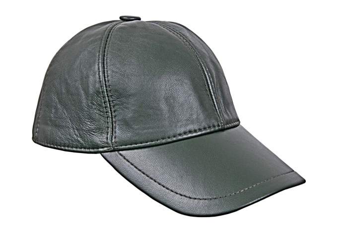 detail Kožená kšiltovka