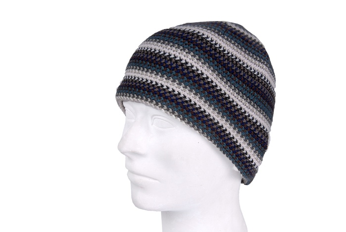 detail zimní pruhovaná čepice
