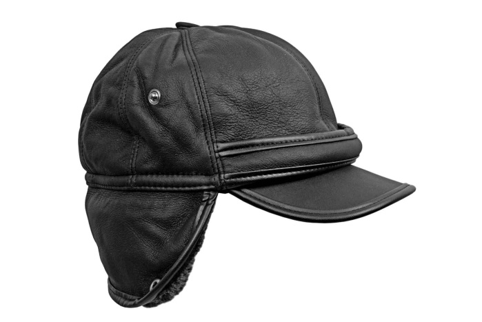 detail Pánská kožená čepice s pravou beranní kožešinou