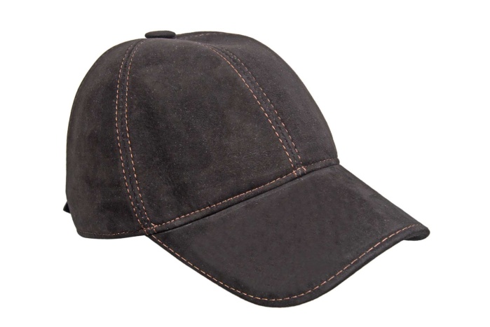 detail Kožená kšiltovka s beranní kožešinou