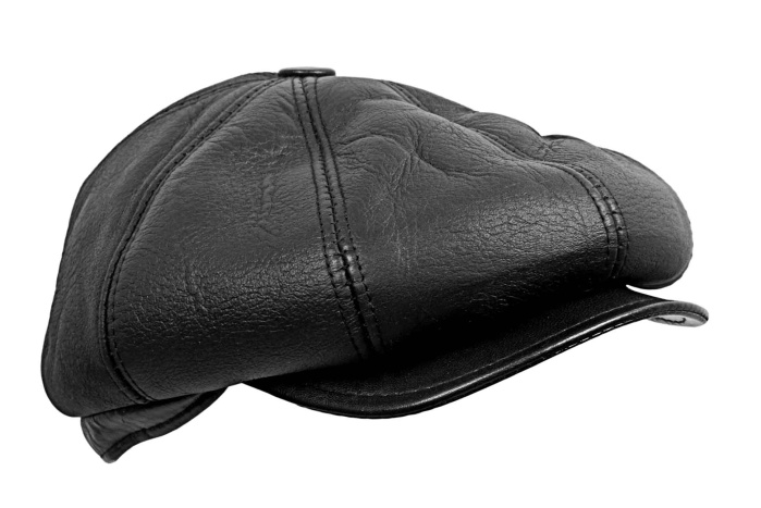 detail Kožený baret s pravou beranní kožešinou