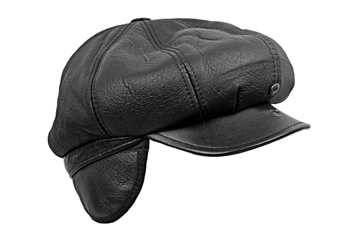 detail Kožený baret s pravou beranní kožešinou