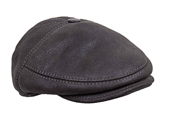 detail Kožený baret s pravou beranní kožešinou