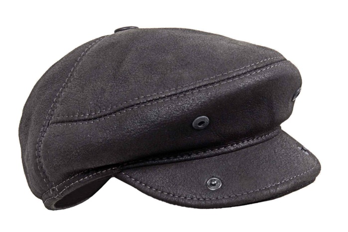 detail Kožený baret s pravou beranní kožešinou