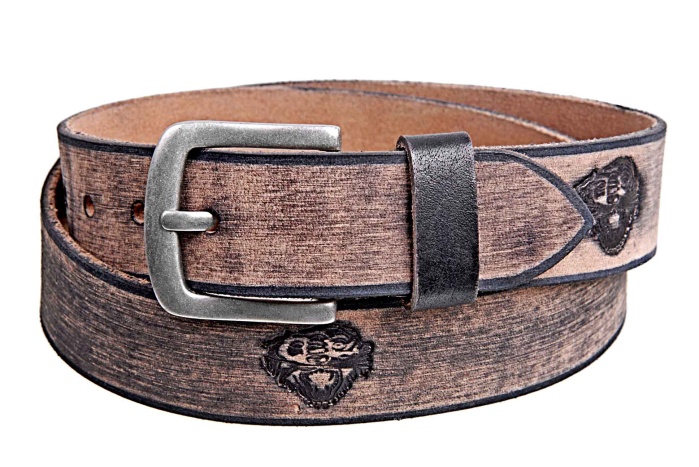 detail Kožený opasek, vyražená hlava tygra