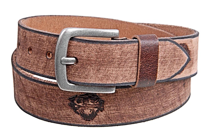 detail Kožený opasek, vyražená hlava tygra