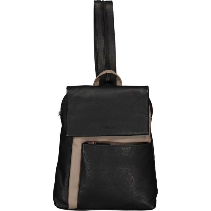 detail kožený batoh