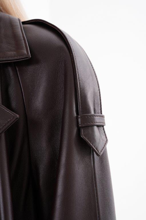 detail Dlouhý kožený kabát